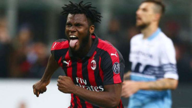 Gelandang AC Milan, Franck Kessie rayakan gol.