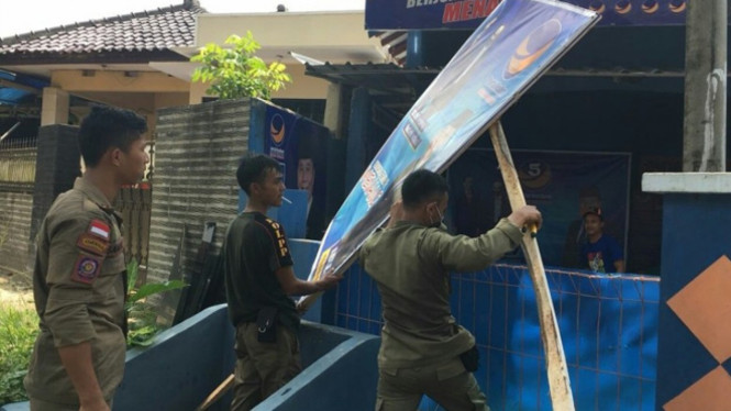 Anggota Satpol PP Pandeglang, tertibkan APK di salah satu titik di jalur arteri. Hal itu dilakukan, mengingat masa tenang kampanye jelang Pemilu 17 April 2019. (ISTIMEWA)