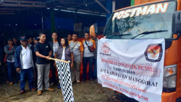 Mobil PT Pos Indonesia pengangkut surat suara di NTT dilepas secara simbolik.