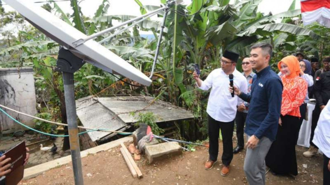 Gubernur Jawa Barat Ridwan Kamil meresmikan program Desa Digital di Desa Sirnarasa, Kecamatan Cikakak, Kabupaten Sukabumi, Minggu, 14 April 2019.