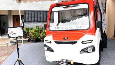 Mobil pedesaan versi ambulans