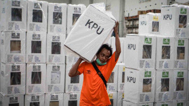 Petugas mengangkat kotak suara untuk didistribusikan ke sejumlah Panitia Pemungutan Suara (PPS) di gudang logistik Komisi Pemilihan Umum (KPU) Solo, Jawa Tengah, Senin, 15 April 2019.