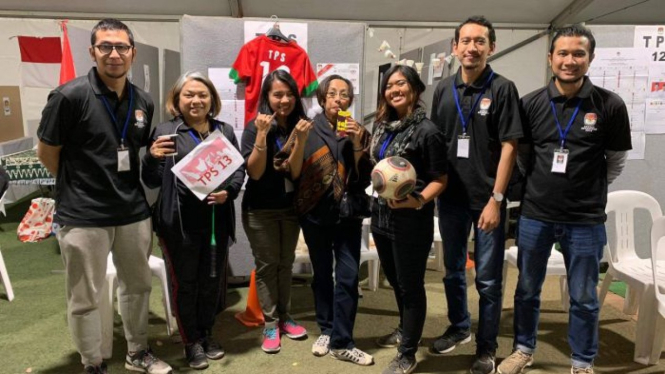 Tim TPS 13 dengan ketua Andre (paling kiri) berfoto bersama KJRI Melbourne, Ibu Spica