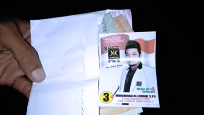 Barang bukti OTT caleg PKS di Lombok Timur berupa amplop berisi uang dan stiker atas nama Muhammad Ali Akbar (FOTO: Istimewa)