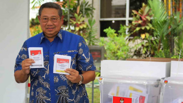 Presiden RI ke-6 Susilo Bambang Yudhoyono (SBY) menunjukkan surat suara saat menggunakan hak suaranya dalam Pemilu serentak 2019, di salah satu TPS, di Singapura