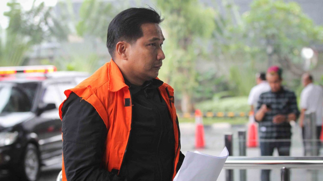 Tersangka kasus dugaan suap distribusi pupuk, Bowo Sidik Pangarso bersiap menjalani pemeriksaan di gedung KPK, Jakarta