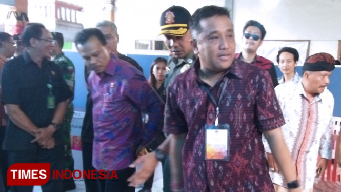 Ketua KPU Bali Dewa Agung Gde Lidartawan, saat ditemui dalam kegiatan memantau kesiapan Tempat Pemilihan Umum (TPS) di Banjar Celagigendong, Denpasar, Bali, Selasa (16/4/2019). (FOTO: Khadafi/TIMES Indonesia).