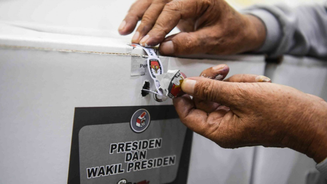 Petugas mengecek segel KPU pada suatu kotak suara (Foto ilustrasi)