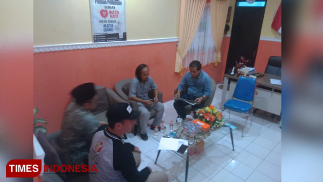 Tim Bawaslu Kota Madiun saat melakukan klarifikasi terhadap perwakilan tim caleg,(FOTO: Pamula Yohar.C/TIMES Indonesia)