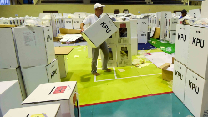 Petugas Kelompok Panitia Pemungutan Suara (KPPS) memeriksa kelengkapan logistik Pemilu sebelum didistribusikan ke kelurahan di gudang logistik KPU Jakarta Pusat, GOR Tanah Abang, Jakarta