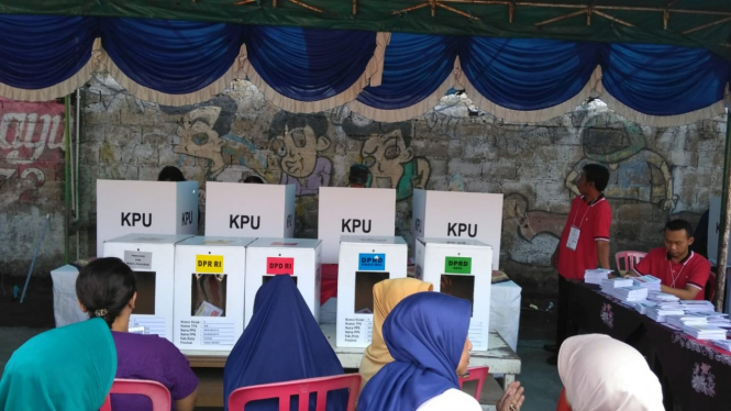Suasana pelaksanaan pemungutan suara Pemilu 2019, 17 April 2019