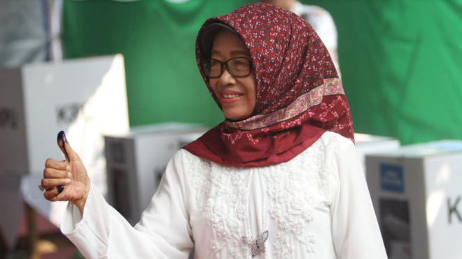 Ibunda Presiden Jokowi, Sujiatmi Notomiharjo mencoblos di TPS 38 Solo