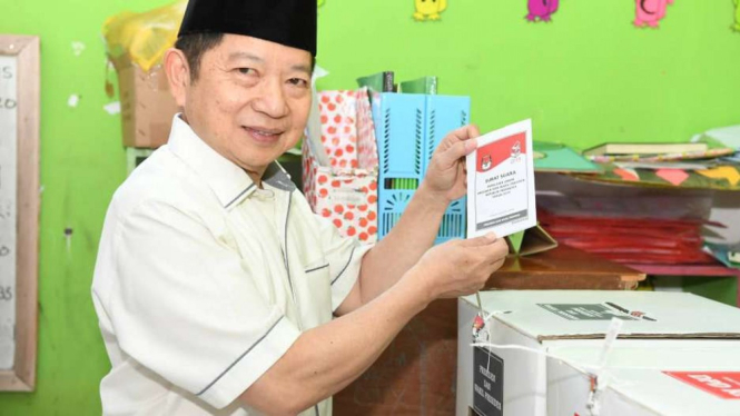 Plt Ketum PPP Suharso Manoarfa saat mencoblos