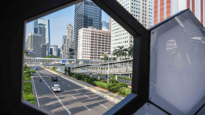 Kendaraan melintas di kawasan Sudirman-Thamrin, Jakarta, Rabu, 17 April 2019.