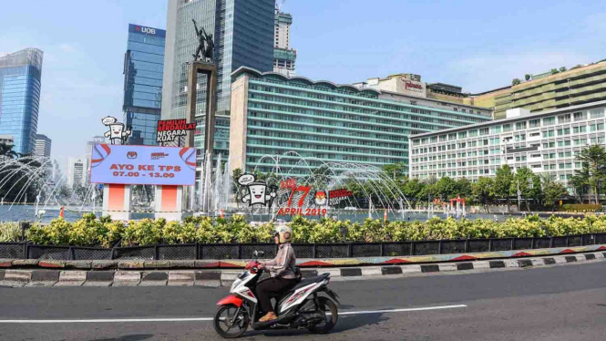 Kendaraan melintas di kawasan Bundaran HI, Jakarta, Rabu, 17 April 2019. (Foto ilustrasi).
