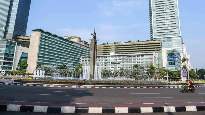 Cuaca cerah di kawasan Bundaran HI, Jakarta. 