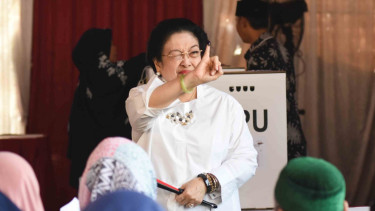 Ketua Umum PDI Perjuangan yang juga Presiden kelima RI Megawati Soekarnoputri memasukkan surat suara saat menggunakan hak pilihnya pada Pemilu 2019 di TPS 62, Kebagusan, Jakarta