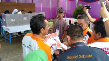 Surat suara yang tercoblos di TPS 03 Soak Baru, Sekayu, Musi Banyuasin, Sumsel