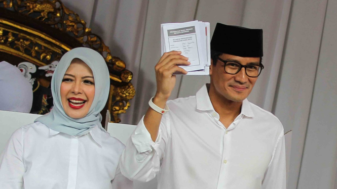 Sandiaga Uno (kedua kiri) didampingi Istri Nur Asia Uno (kiri) 