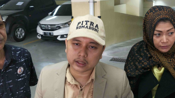Kuasa hukum KAMAKH, Pitra Romadoni laporkan enam lembaga survei.