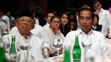 Presiden terpilih Joko Widodo (kanan) bersama Wakil Presiden terpilih Ma'ruf Amin (kiri).