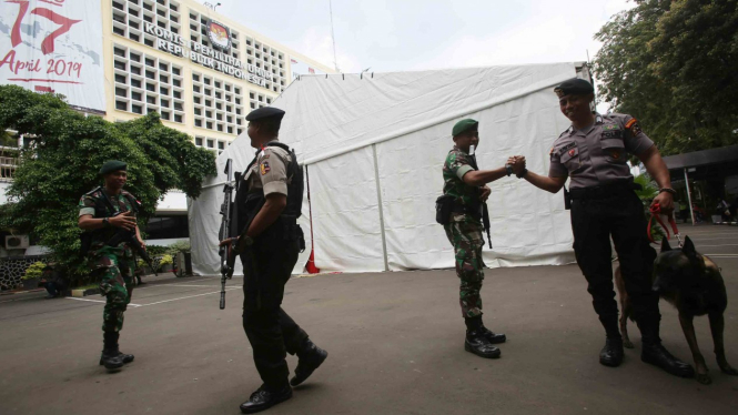 Sejumlah personil TNI dan Polri melakukan pengamanan di Gedung KPU RI, Jakarta, Kamis, 18 April 2019.
