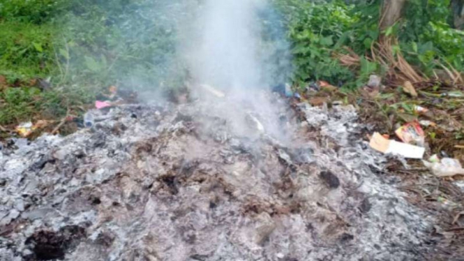 Kotak suara dibakar massa di Sungaipenuh Jambi.