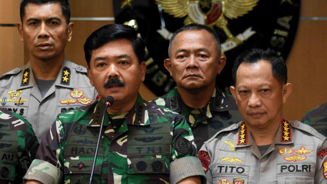 Panglima TNI Marsekal TNI Hadi Tjahjanto (kiri) bersama Kapolri Jenderal Pol Tito Karnavian (kanan) memberi keterangan pers usai rapat koordinasi di Kementerian Koordinator Polhukam, Jakarta