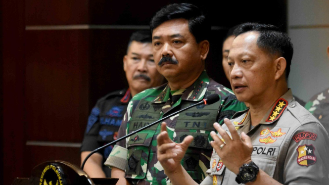 Kapolri Jenderal Tito Karnavian (kanan) didampingi Panglima TNI Marsekal Hadi Tjahjanto beberapa waktu lalu.