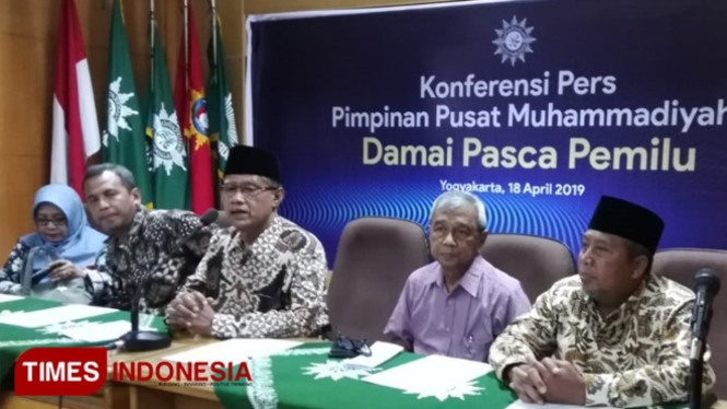 Ketua Umum PP Muhammadiyah, Haedar Nashir saat konferensi pers di Kantor PP Muhammadiyah Jalan Cik Dik Tiro, Kamis (18/4/2019). (FOTO: Istimewa/TIMES Indonesia)