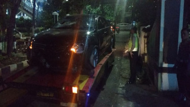 Sedan Camry yang menabrak sepeda motor di Jalan Kapten Tendean