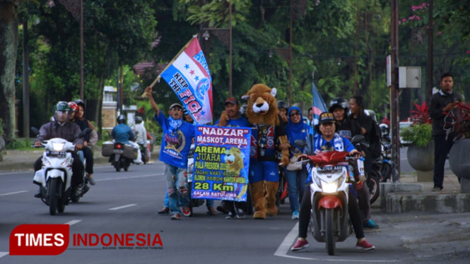 Nadzar Kukuh Sanyoto yang menjadi maskot Arema berjalan 28 km setelah Arema FC berhasil meraih Juara Piala Presiden 2019. Kamis, 18/4/2019. (FOTO: Tria Adha/TIMES Indonesia)