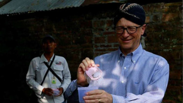 Bill Gates memakai blangkon