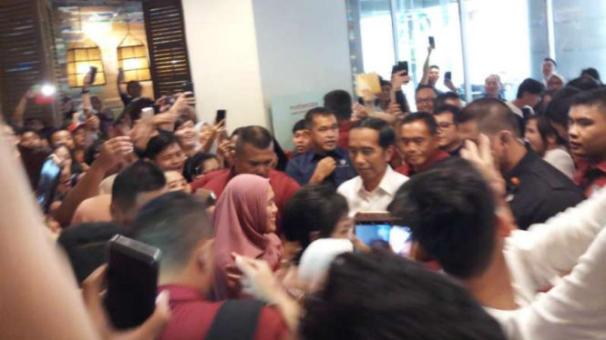 Calon presiden Joko Widodo bertandang ke Mal Grand Indonesia, Jakarta, Sabtu siang, 20 April 2019.