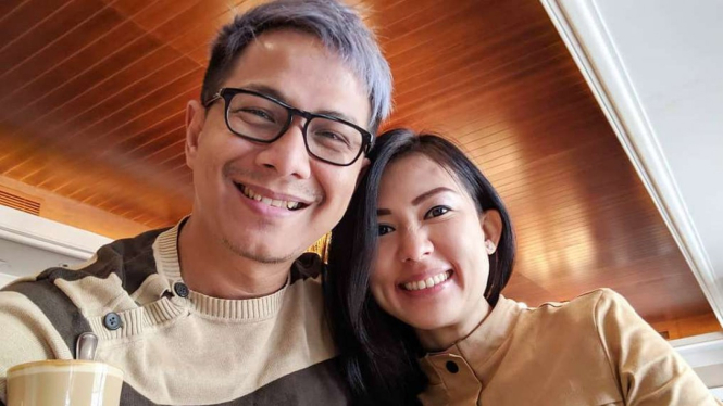 Delon Thamrin bersama kekasihnya, Aida Noplie Chandra.