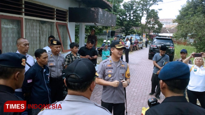 Kapolres Jember AKBP Kusworo Wibowo memberikan pengarahan kepada personel Polri yang berjaga di gudang logistik PPK Kaliwates, Sabtu (20/4/2019). (FOTO: Dody Bayu Prasetyo/TIMES Indonesia)
