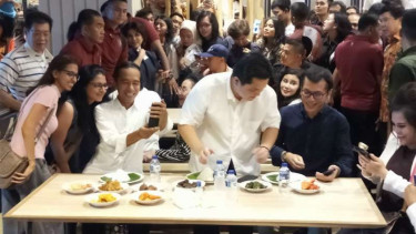 Calon presiden Joko Widodo secara mengejutkan datang ke Mal Grand Indonesia di Jakarta pada Sabtu siang, 20 April 2019.