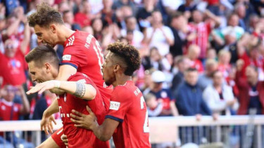 Pemain Bayern Munich rayakan gol.