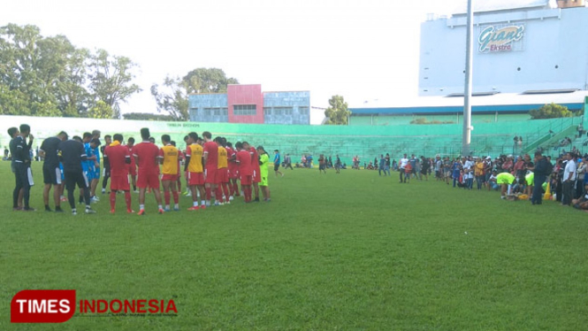 Aremania memadati sesi latihan Arema FC di Stadion Gajayana pada Minggu (21/4%2019) (Foto: Ovan Setiawan / Times Indonesia)