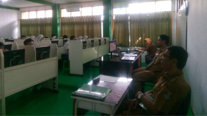 Pelaksanaan ujian nasional di SMP Negeri 2 Curug, Tangerang