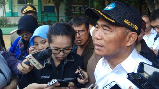 Menteri Pendidikan dan Kebudayaan Muhadjir Effendy meninjau UNBK SMP di Jakarta.