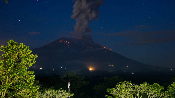 Abu vulkanis dan batu pijar terlontar dari kawah Gunung Agung saat erupsi yang terpantau dari Pos Pengamatan Gunung Api Agung, Karangasem, Bali, Minggu, 21 April 2019.