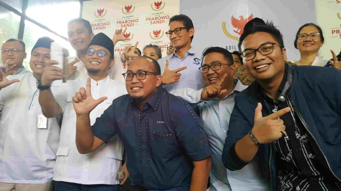 Cawapres nomor urut 02 Sandiaga Uno (tengah berdiri)