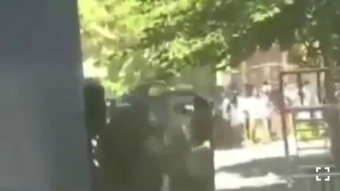 Tangkapan layar (screenshot) video bentrok massa dengan Polisi di Sampang, Madura, Jawa Timur, menyusul sengketa hasil pilkada pada 2018.