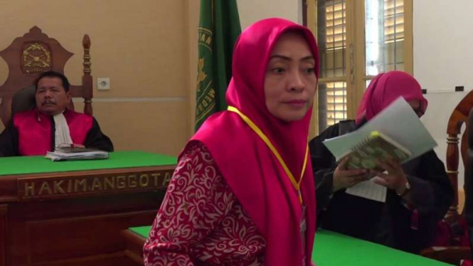 Himma Dewiyana Lubis, dosen Universitas Sumatera Utara terdakwa perkara pelanggaran Undang-Undang ITE, usai menjalani sidang dengan agenda pembacaan tuntutan di Pengadilan Negeri Medan Senin, 22 April 2019.