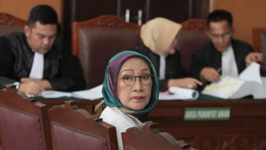 Terdakwa kasus dugaan penyebaran berita bohong atau hoaks Ratna Sarumpaet (tengah) saat mengikuti sidang lanjutan di PN Jakarta Selatan, Jakarta, Selasa, 23 April 2019.