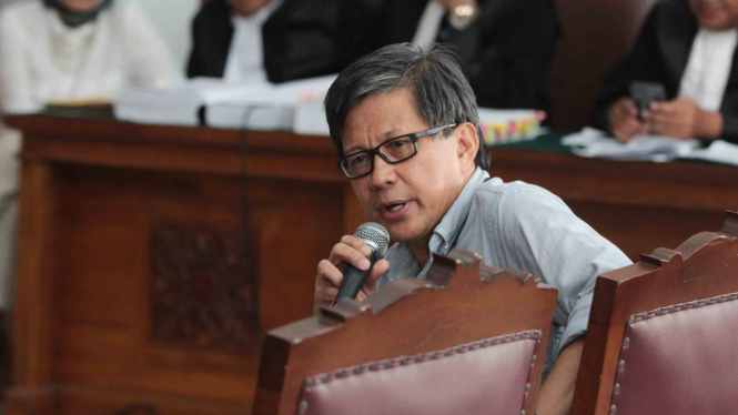 Akademisi Rocky Gerung memberikan kesaksian dalam sidang kasus dugaan penyebaran berita bohong atau hoaks dengan terdakwa Ratna Sarumpaet di PN Jakarta Selatan, Jakarta, Selasa, 23 April 2019.