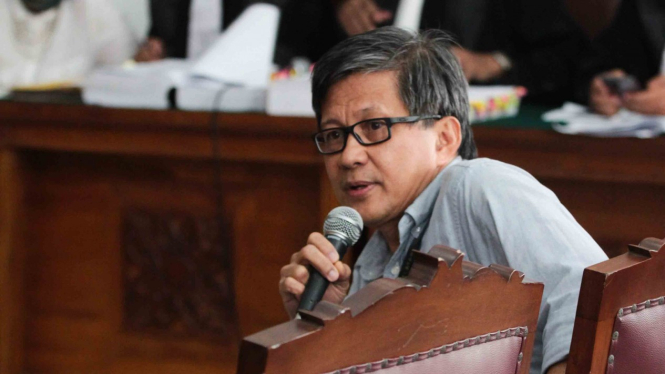 Akademisi Rocky Gerung memberikan kesaksian dalam sidang kasus dugaan penyebaran berita bohong atau hoaks dengan terdakwa Ratna Sarumpaet di PN Jakarta Selatan, Jakarta, Selasa, 23 April 2019.