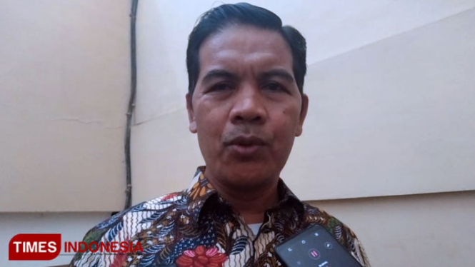 Abdullah Saidi, Ketua Badan Pengawas Pemilu (Bawaslu) Kabupaten Pamekasan Pamekasan saat di wawancarai TIMES Indonesia.(FOTO:akhmad syafii/TIMES Indonesia)