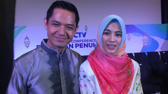 Pasangan suami istri, Dude Herlino dan Alyssa Soebandono